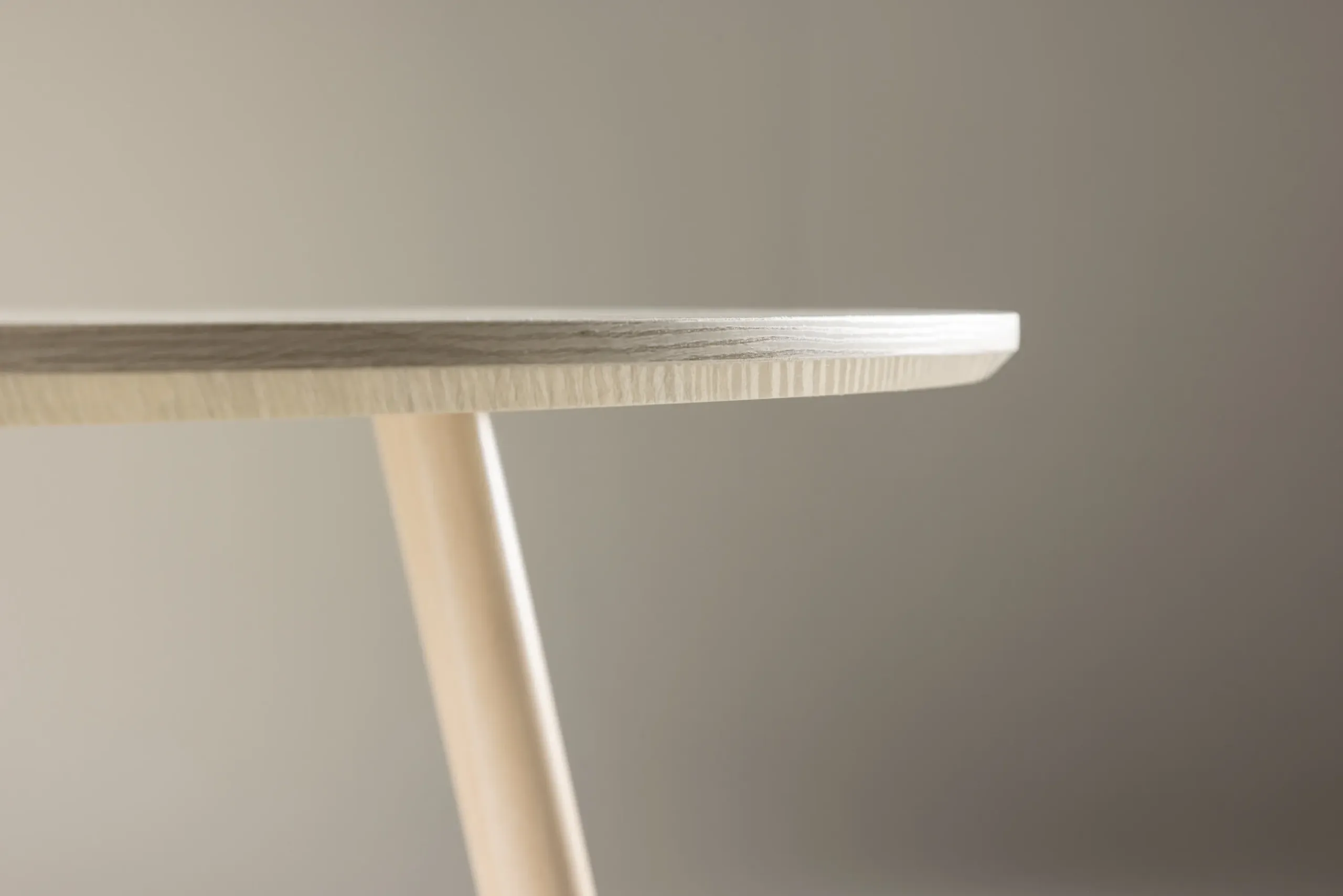 Plaza ümmargune söögilaud, valge peitsiga MDF (ø100 cm) - 61100-130