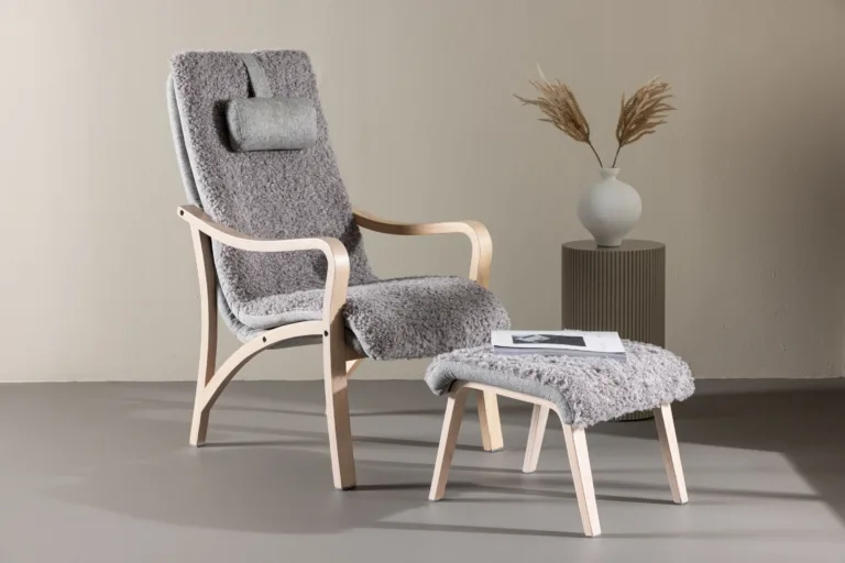 Helehall lounge-tugitool ja jalapink Fårö valge peitsiga tammepuiduspooniga - 61201-106