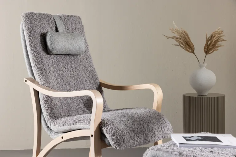 Helehall lounge-tugitool ja jalapink Fårö valge peitsiga tammepuiduspooniga - 61201-106