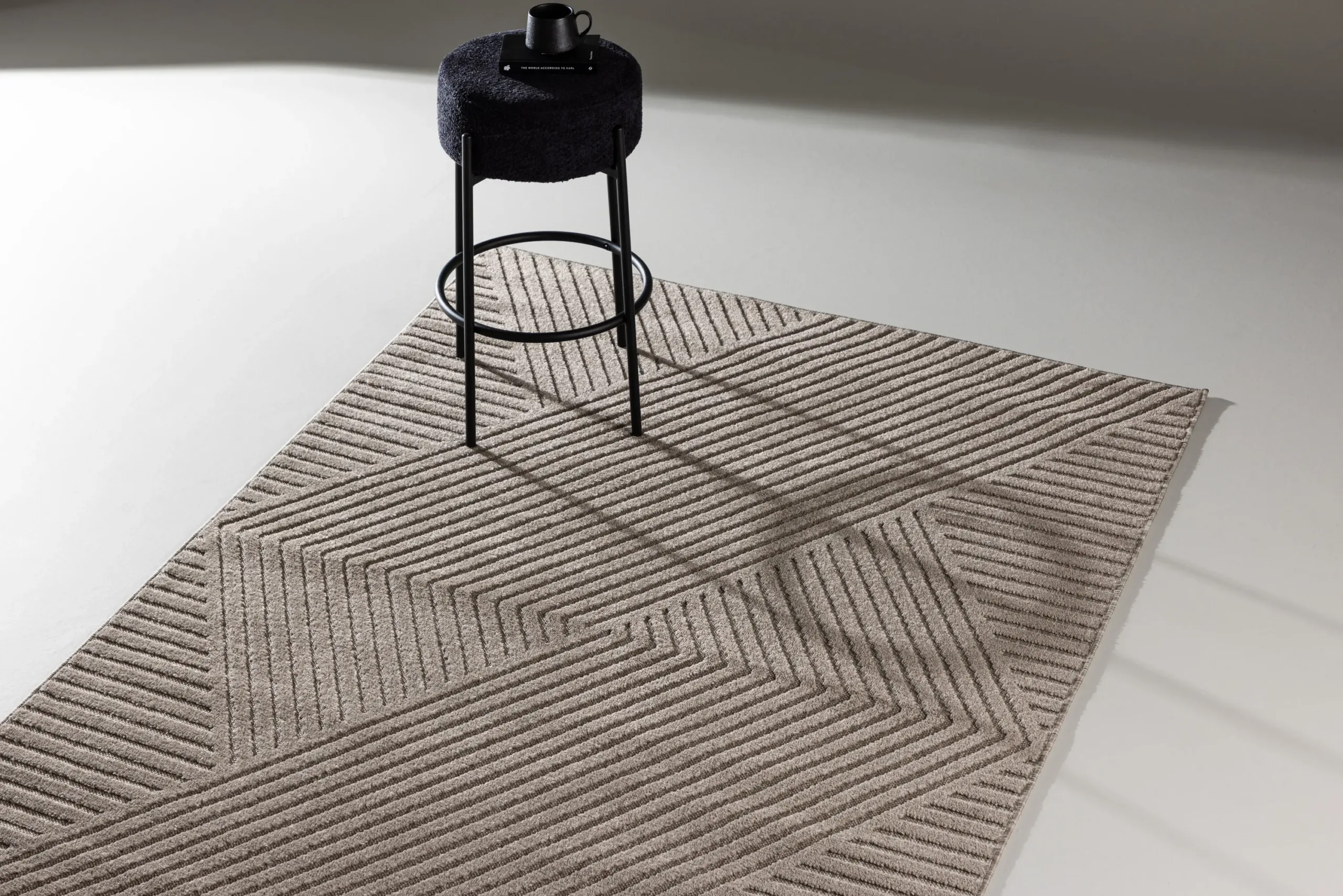 Geomeetrilise mustriga pruun vaip Aron, polüpropüleen, 200 × 290 cm - 61246-103