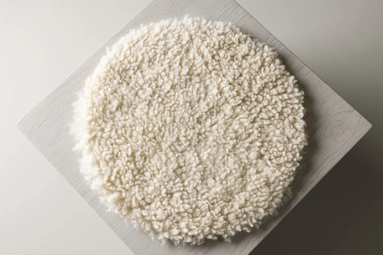 Valge ümmargune kunstlambavillast istmepadi Katy, ø34 cm - 61252-101