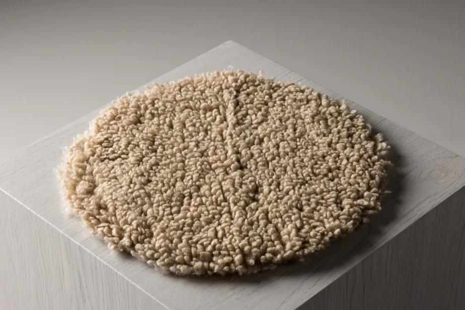 Pehme ümar toolipadi Katy, beežist polüestrist (ø34 cm), 61252-102 – 3