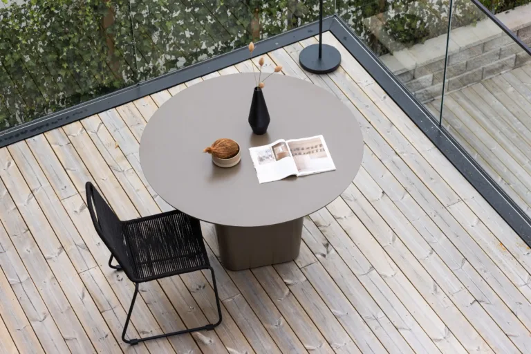 Pruun ümmargune alumiiniumist söögilaud Santa Fe, ø120 cm - 6999-112