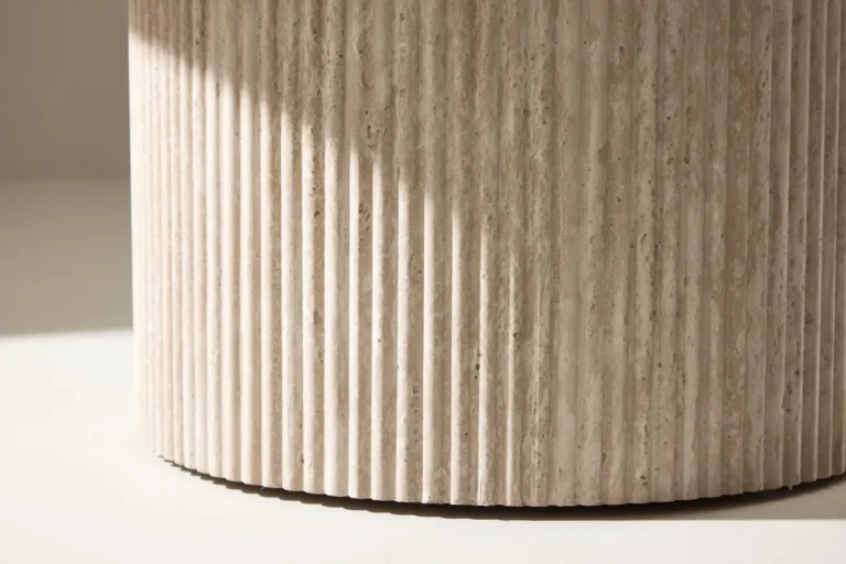 Beež MDF-plaadist ümar diivanilaud Härön (travertiini imitatsioon, ø80 cm) - 62058-999