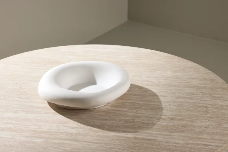 Beež MDF-plaadist ümar diivanilaud Härön (travertiini imitatsioon, ø80 cm) - 62058-999