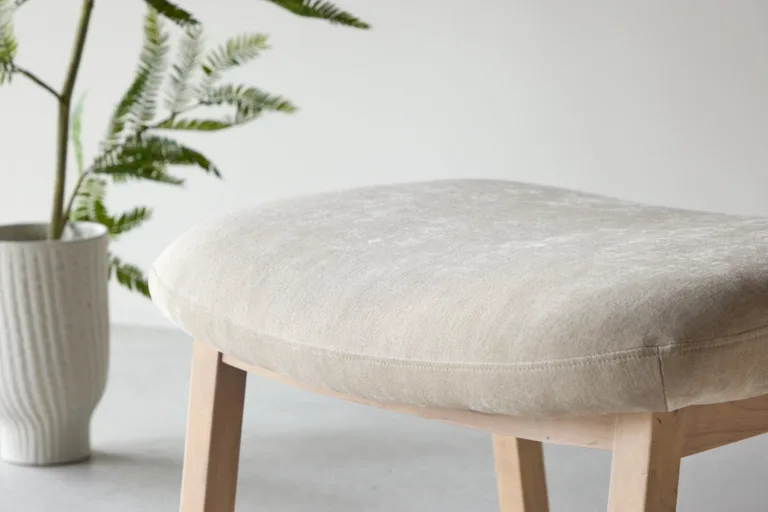 Beež ottoman Rile, valge peitsiga kummipuu jalad, 70x60x42 cm - 62029-120