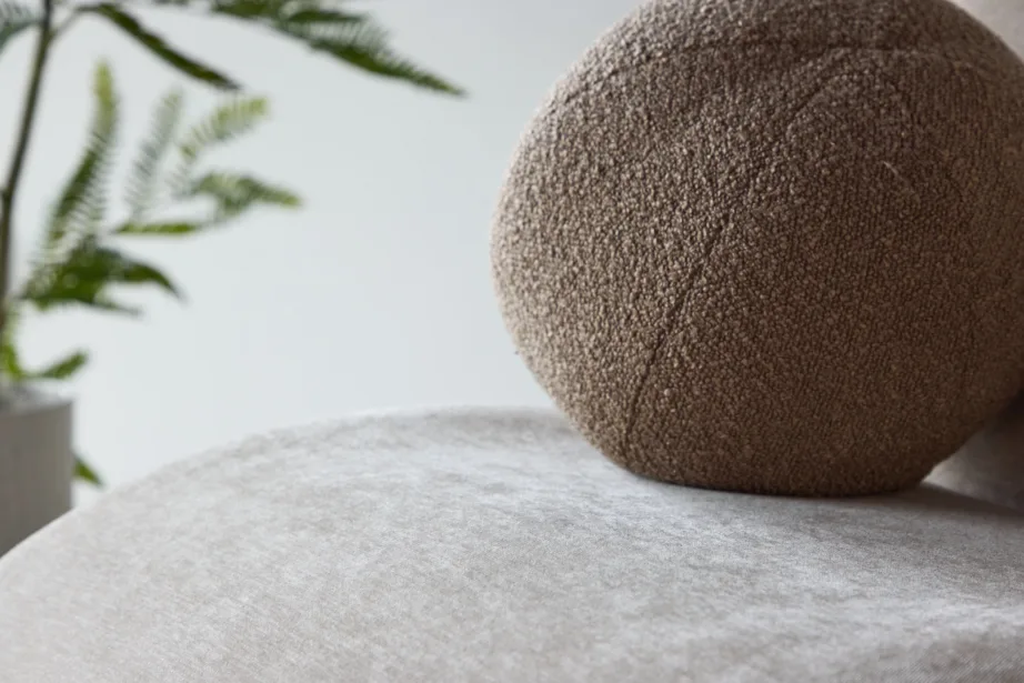 Beež polsterdatud tugitool Rile valge peitsiga kummipuust raamiga, 62028-120 – 15