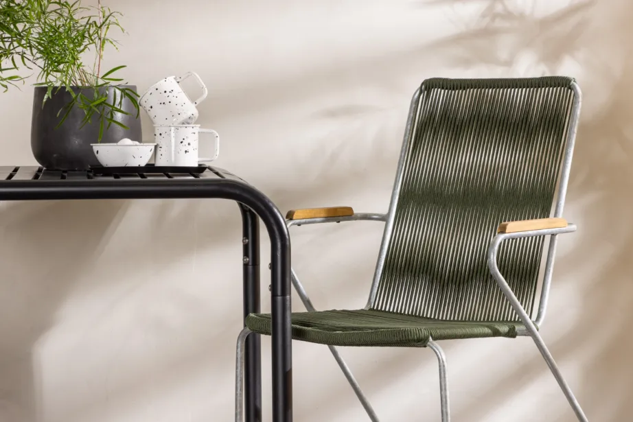 Borneo välimööbli söögilaud koos kahe rohelise punutud tooliga, GR23312 – 9