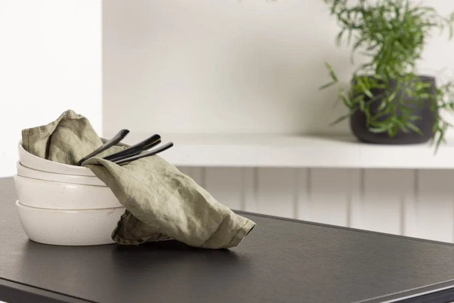 Brea must baarilaud ja neli musta metallist baaritooli (MDF-plaadiga, minimalistlik disain), GR23245 – 10