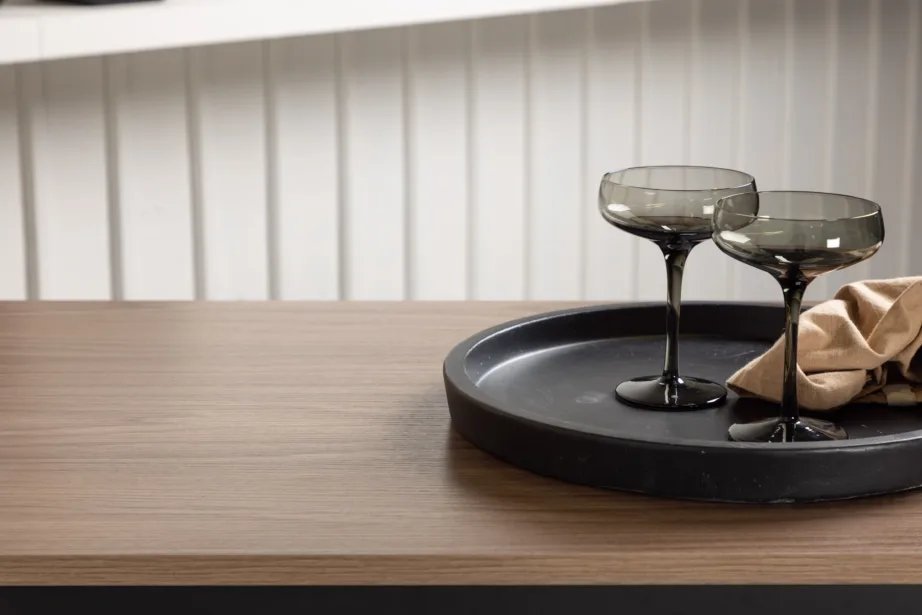 Camden baarilaud (pähkliviimistlus, MDF) ja musta sametkattega terastoolid, GR23235 – 10