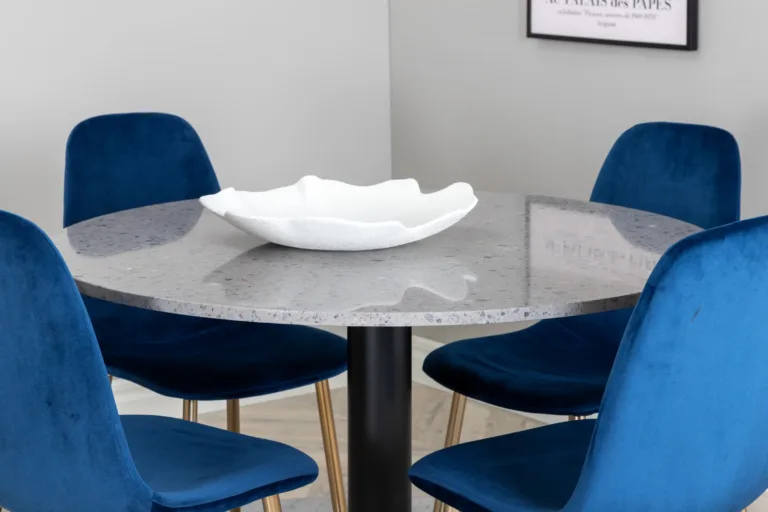 Ümmargune hall terrazzo söögilaud Razzia ja sinised samettoolid kuldsete jalgadega - GR14022