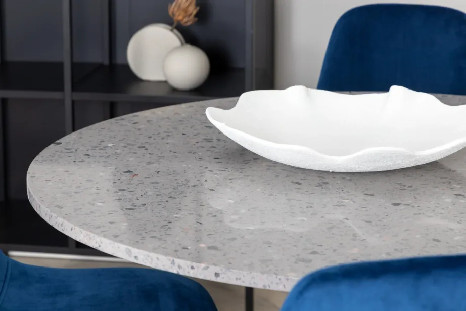 Ümmargune hall terrazzo söögilaud Razzia ja sinised samettoolid kuldsete jalgadega, GR14022 – 8