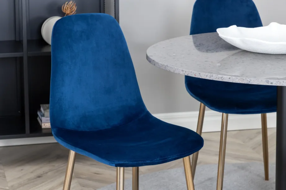 Ümmargune hall terrazzo söögilaud Razzia ja sinised samettoolid kuldsete jalgadega, GR14022 – 9