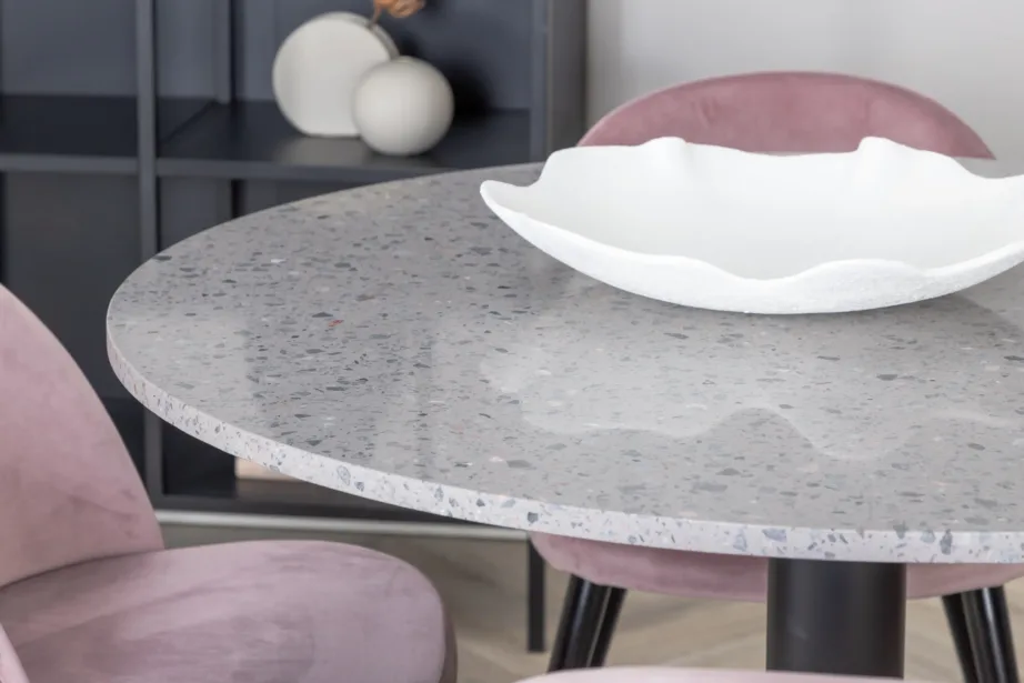 Ümmargune söögilauakomplekt Razzia halli terazzo lauaga ja tolmuroosade samettoolidega, GR14029 – 7