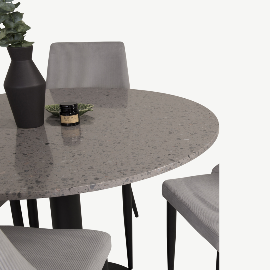 Ümmarguse terrazzo lauaplaadiga söögilaud Razzia ja neli helehalli polstriga tooli, GR14058 – 5