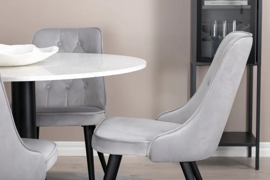 Ümmarguse terazzo lauaplaadiga söögilaud Razzia ja helehallid Velvet Deluxe toolid, GR14096 – 6