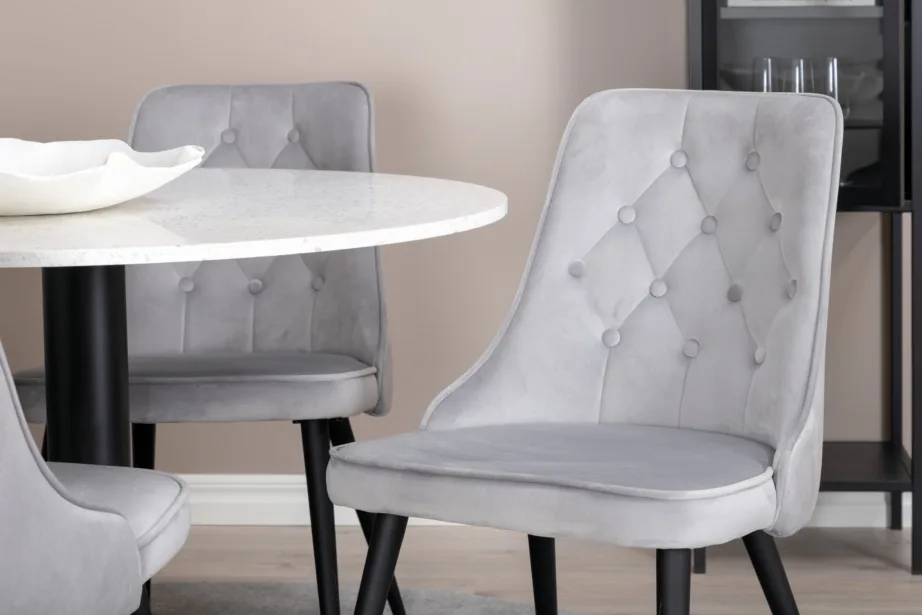 Ümmarguse terazzo lauaplaadiga söögilaud Razzia ja helehallid Velvet Deluxe toolid, GR14096 – 7