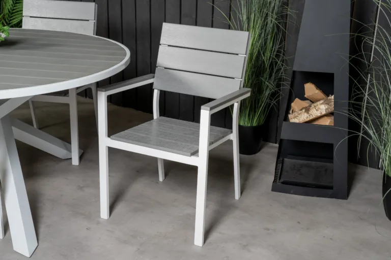 Ümmargune aiamööblikomplekt Parma – valgest alumiiniumist, halli puitplastkomposiidiga, laud ø140 cm ja virnastatavad toolid - GR18266