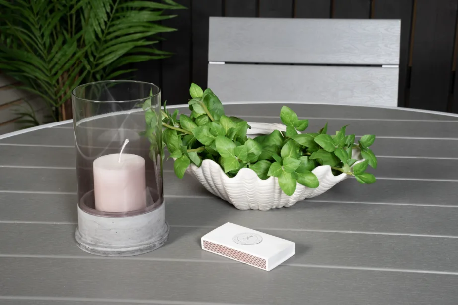 Ümmargune aiamööblikomplekt Parma – valgest alumiiniumist, halli puitplastkomposiidiga, laud ø140 cm ja virnastatavad toolid, GR18266 – 6