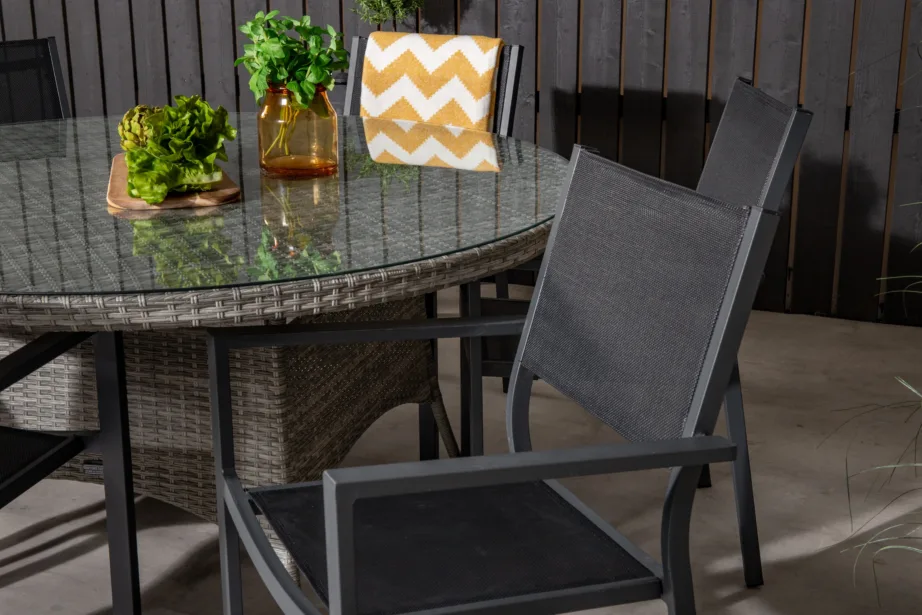 Volta ümmargune aiamööblikomplekt klaaslauaga, mustad virnastatavad toolid, GR18298 – 7