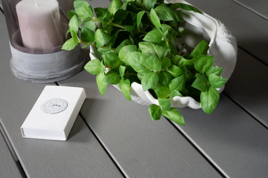 Parma ümmargune aiamööblikomplekt hallist WPC-st lauaga ja valge-hallide Copacabana toolidega, GR18499 – 8