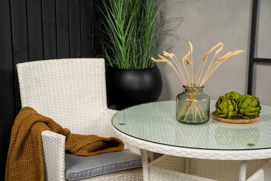 Valgest kunstrotangist ümmargune aiamööblikomplekt Volta klaasist lauaplaadiga (tugitoolid patjadega), GR18730 – 5