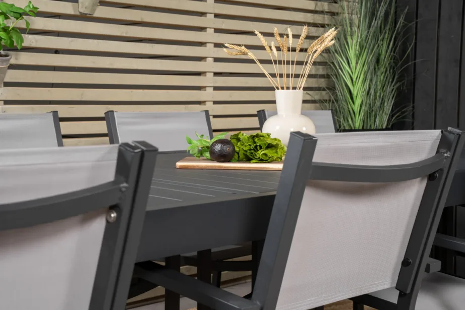 Laiendatav alumiiniumist aiamööblikomplekt Marbella musta laua ja hallide virnastatavate toolidega, GR18830 – 9