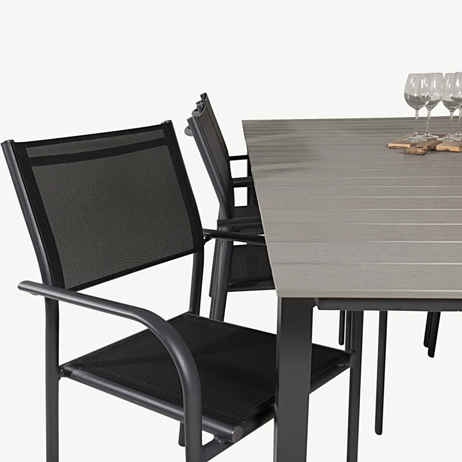 Levels ristkülikukujuline hall aiamööbli söögikomplekt puidukomposiitlaua ja mustade virnastatavate toolidega, GR18850 – 6