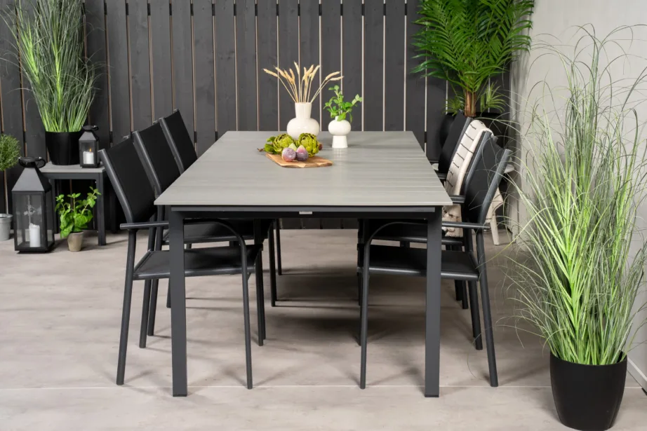 Levels ristkülikukujuline hall aiamööbli söögikomplekt puidukomposiitlaua ja mustade virnastatavate toolidega, GR18850 – 7