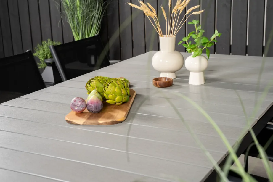 Levels ristkülikukujuline hall aiamööbli söögikomplekt puidukomposiitlaua ja mustade virnastatavate toolidega, GR18850 – 9