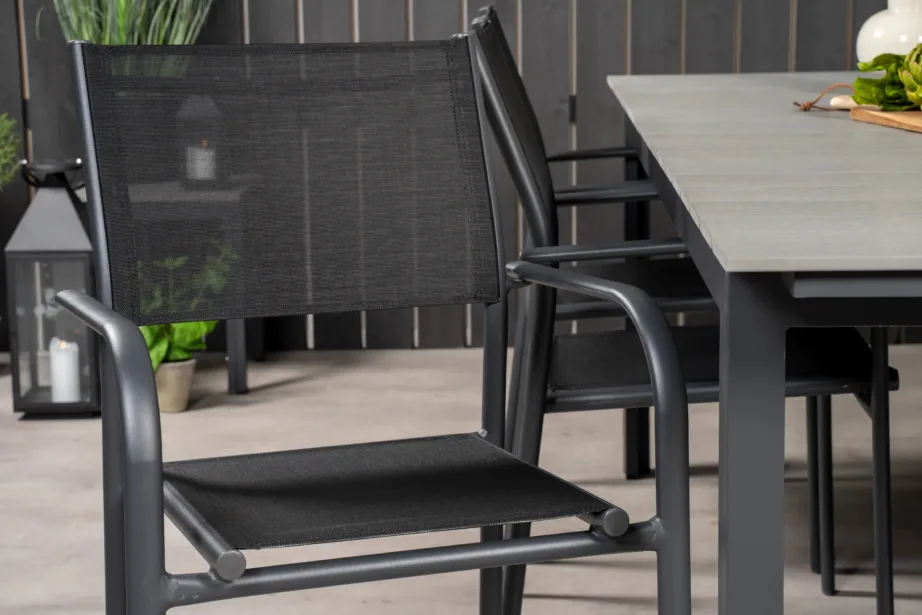 Levels ristkülikukujuline hall aiamööbli söögikomplekt puidukomposiitlaua ja mustade virnastatavate toolidega, GR18850 – 10