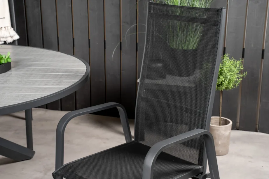 Parma ümmargune aiakomplekt – hall puitplastkomposiidist laud ja reguleeritavad mustad toolid, GR18895 – 9