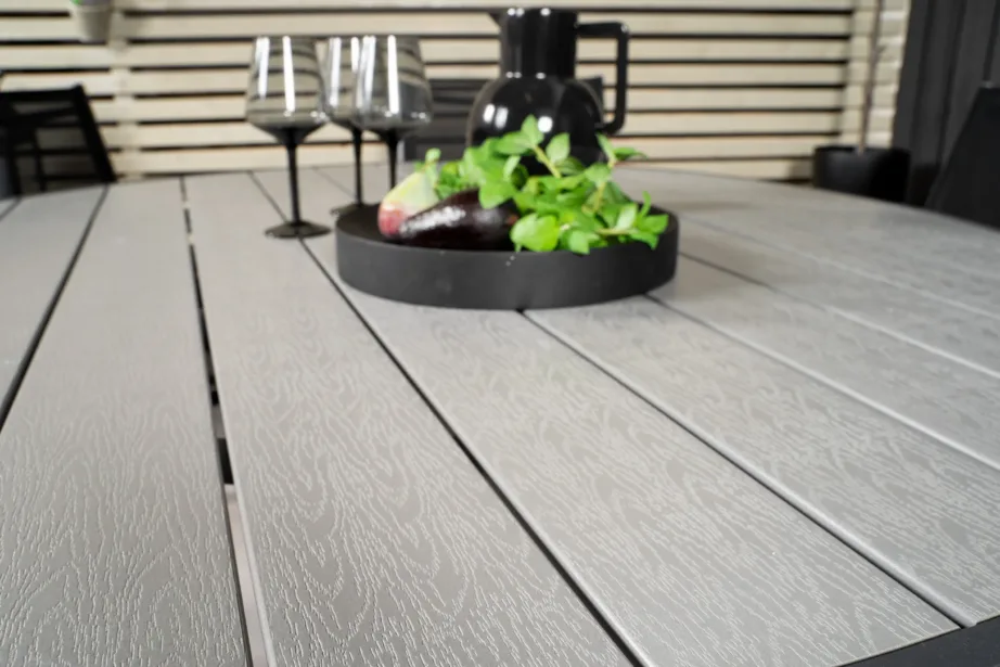 Parma ümmarguse aiakomplekti, tumehallist puitplastkomposiidist laud ja mustadest alumiiniumist Santorini toolid, GR18898 – 6