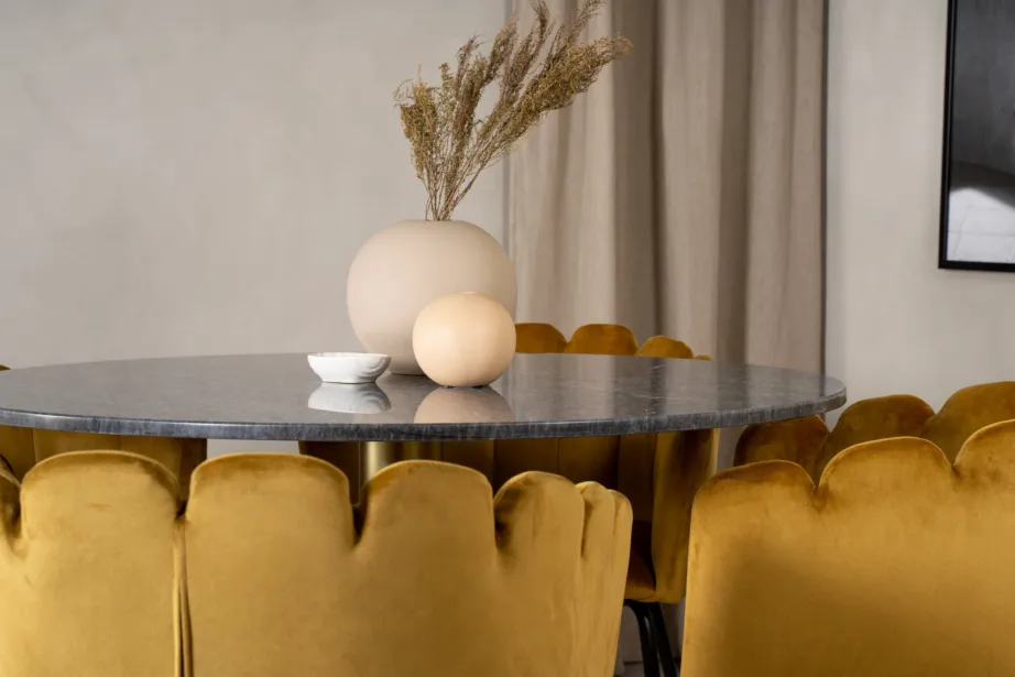 Estelle ümmarguse marmorlauaga söögikomplekt ja kuldkollased sametist Limhamn toolid, GR19174 – 5