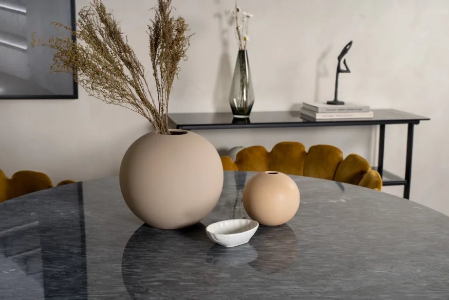 Estelle ümmarguse marmorlauaga söögikomplekt ja kuldkollased sametist Limhamn toolid, GR19174 – 6