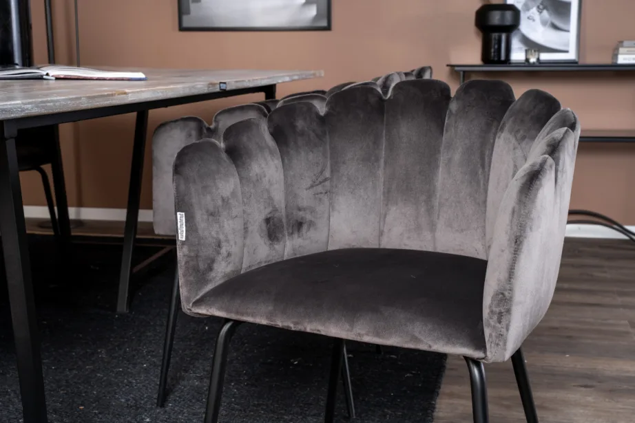 Tiigipuust söögilauakomplekt Jepara musta metallraamiga ja hallide Limhamn samettoolidega, GR19190 – 8