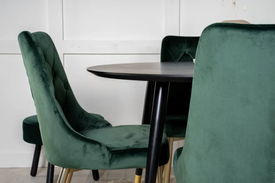 Ümmargune söögilaud Dipp ja sametist roheliste toolidega (4 tk), must laud, kuldsed detailid, GR19229 – 7