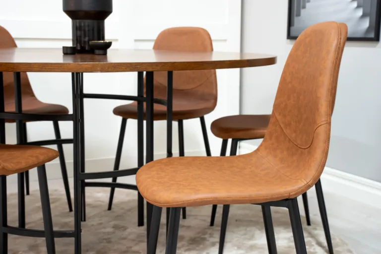 Ümmarguse pruuni Copenhagen söögilaua ja pruunide Polar kunstnahast toolide komplekt (6 tk) - GR19251
