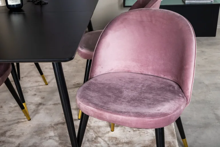 Söögitoa komplekt Silar – musta melamiinviimistlusega laud ja tolmuroosad velvettoolid - GR19592