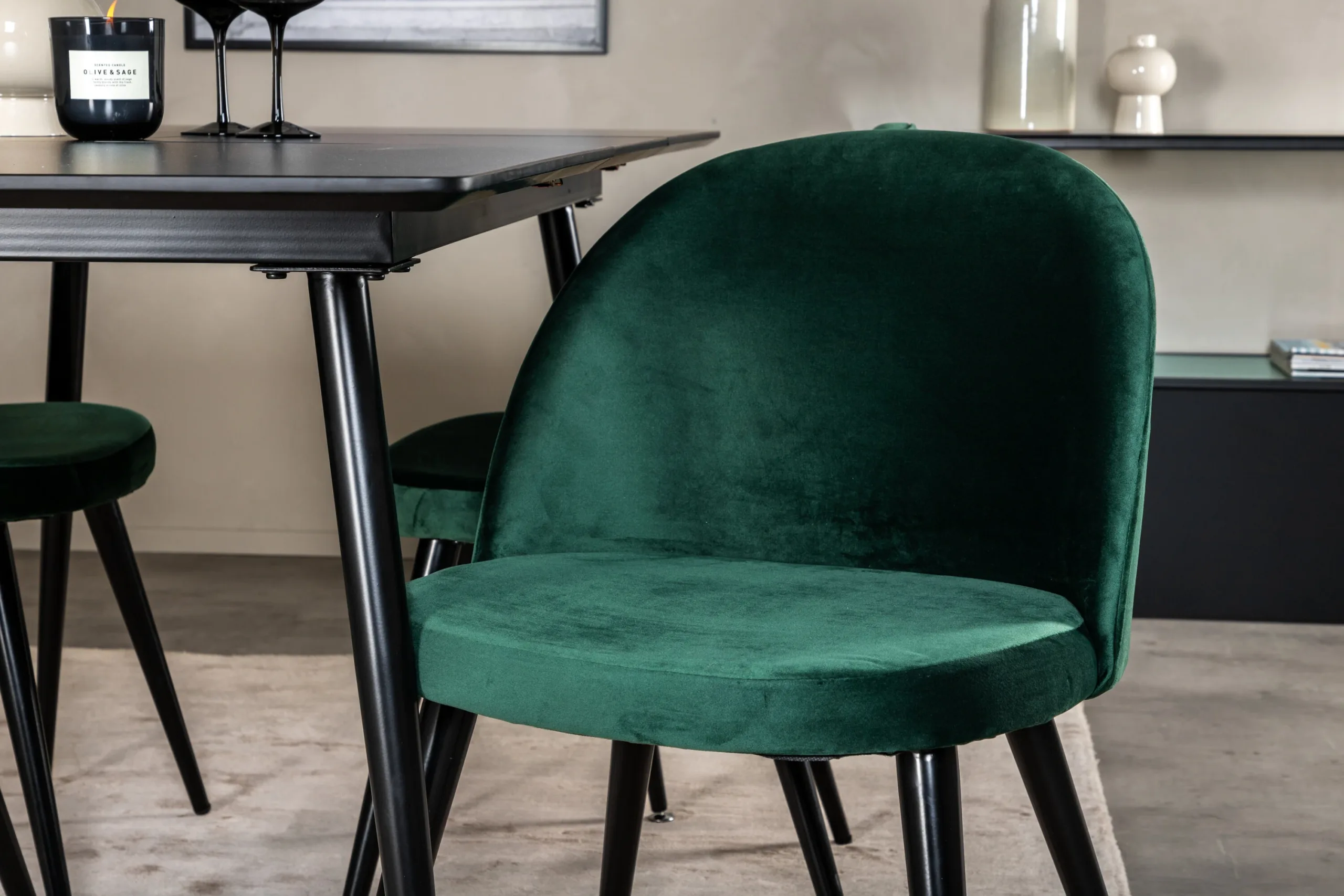 Söögilauakomplekt Silar musta MDF-laudaga ja roheliste velvettoolidega, 4 tooli - GR19603