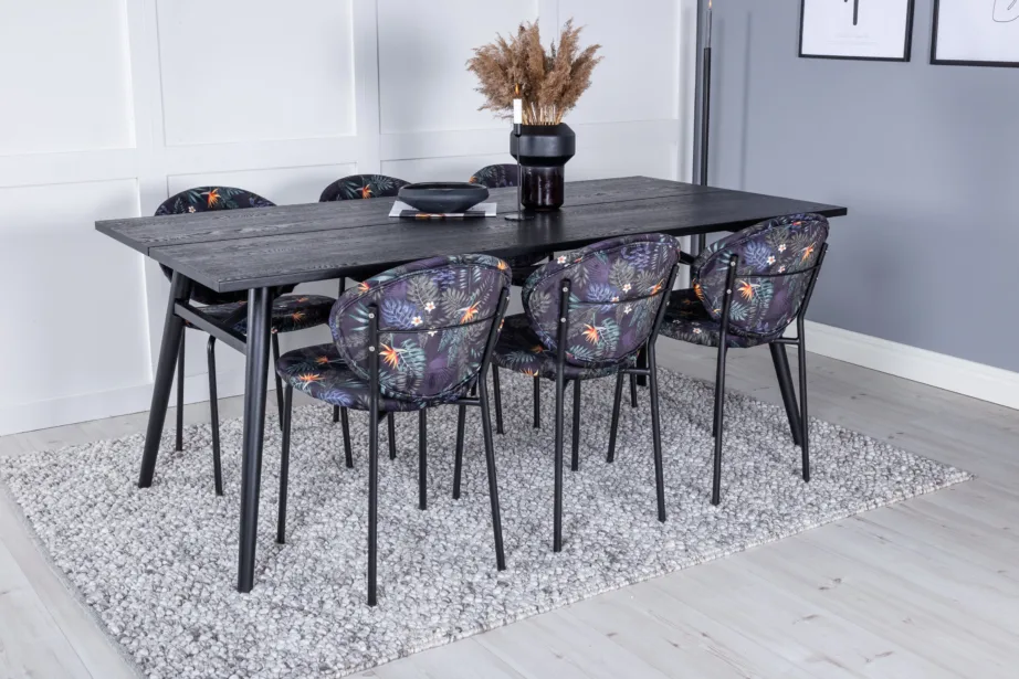 Must harjatud viimistlusega ristkülikukujuline söögilaud Sleek ja lillemustrilised toolid Vault, GR19638 – 6
