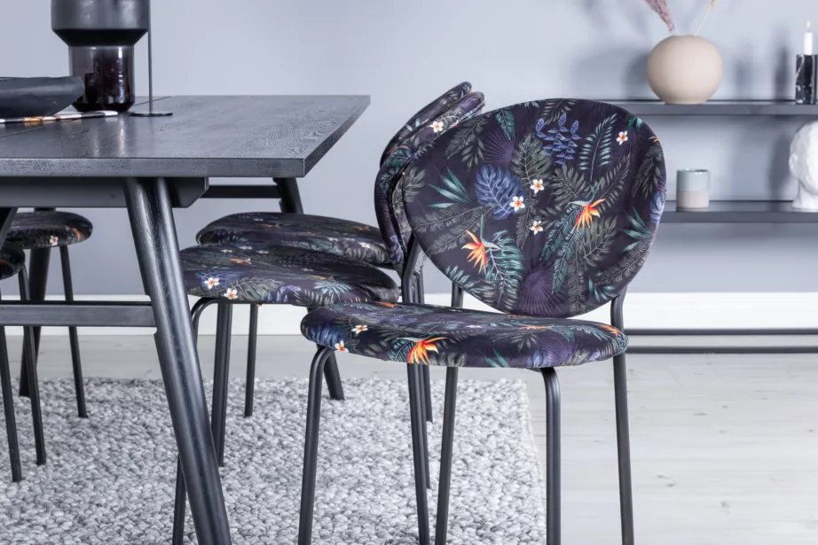 Must harjatud viimistlusega ristkülikukujuline söögilaud Sleek ja lillemustrilised toolid Vault, GR19638 – 7