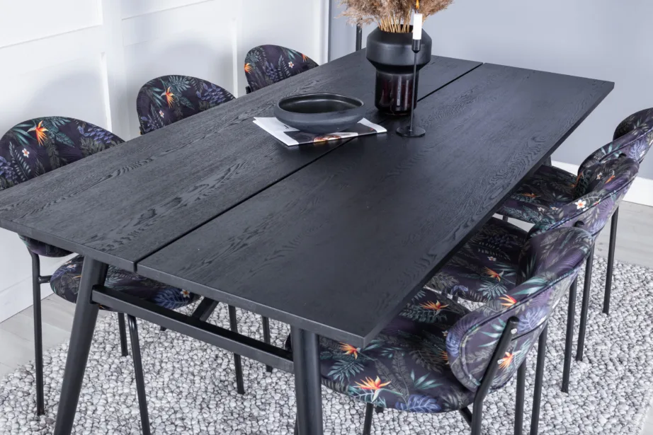 Must harjatud viimistlusega ristkülikukujuline söögilaud Sleek ja lillemustrilised toolid Vault, GR19638 – 8