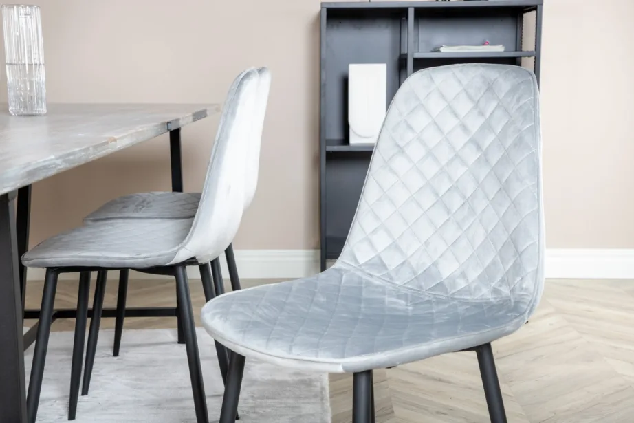 Jepara ristkülikukujuline tiigipuust söögilaud musta metallraami ja hallide velvetkattega Polar toolidega, GR19819 – 7