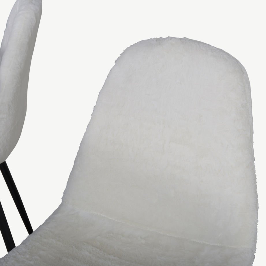 Estelle’i ristkülikukujuline söögitoakomplekt – valge marmorist laud ja valged teddy-kangast toolid, mustad metalljalad, GR19836 – 3