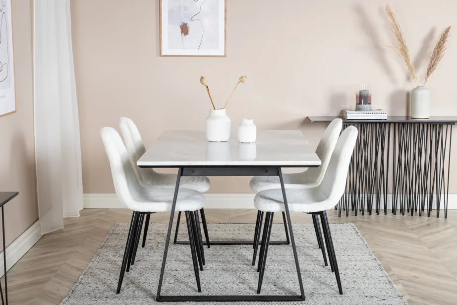 Estelle’i ristkülikukujuline söögitoakomplekt – valge marmorist laud ja valged teddy-kangast toolid, mustad metalljalad, GR19836 – 4