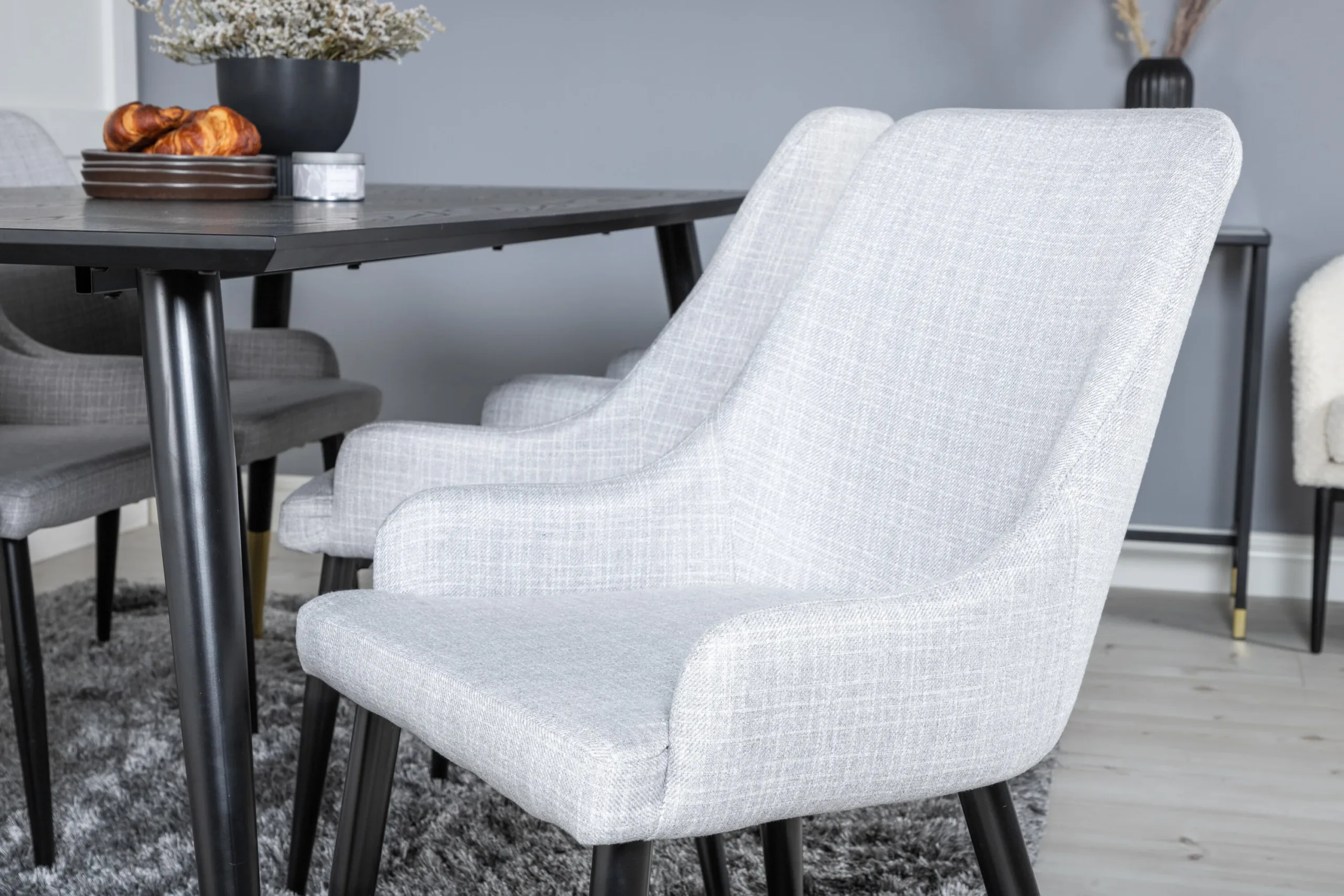 Must söögilaud Dipp 180×90 cm ja 6 helehalli kangaga Plaza tooli komplekt - GR19954