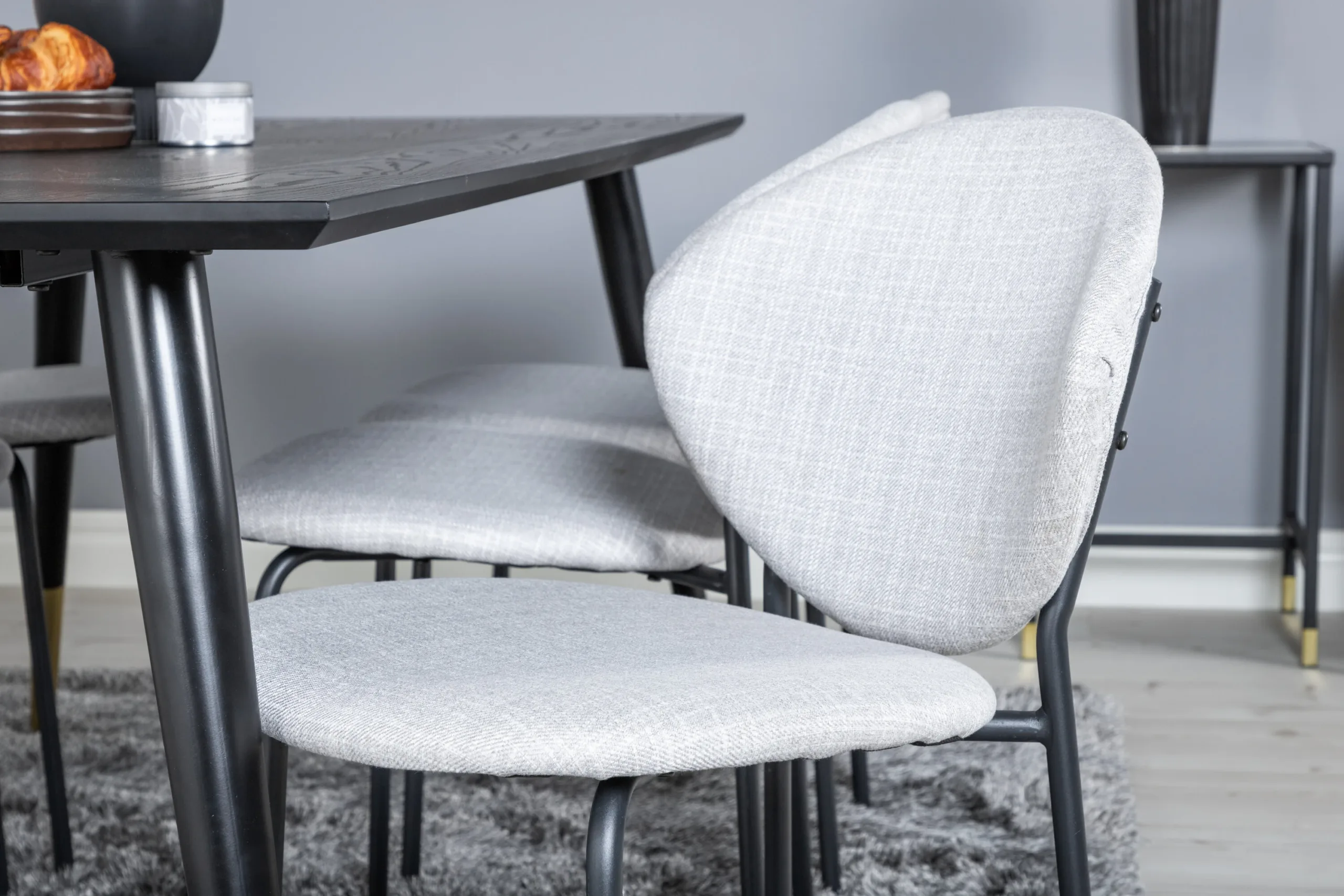 Must söögilauakomplekt Dipp (180 × 90 cm) kuldsete detailide ja halli kangaga toolidega - GR19963