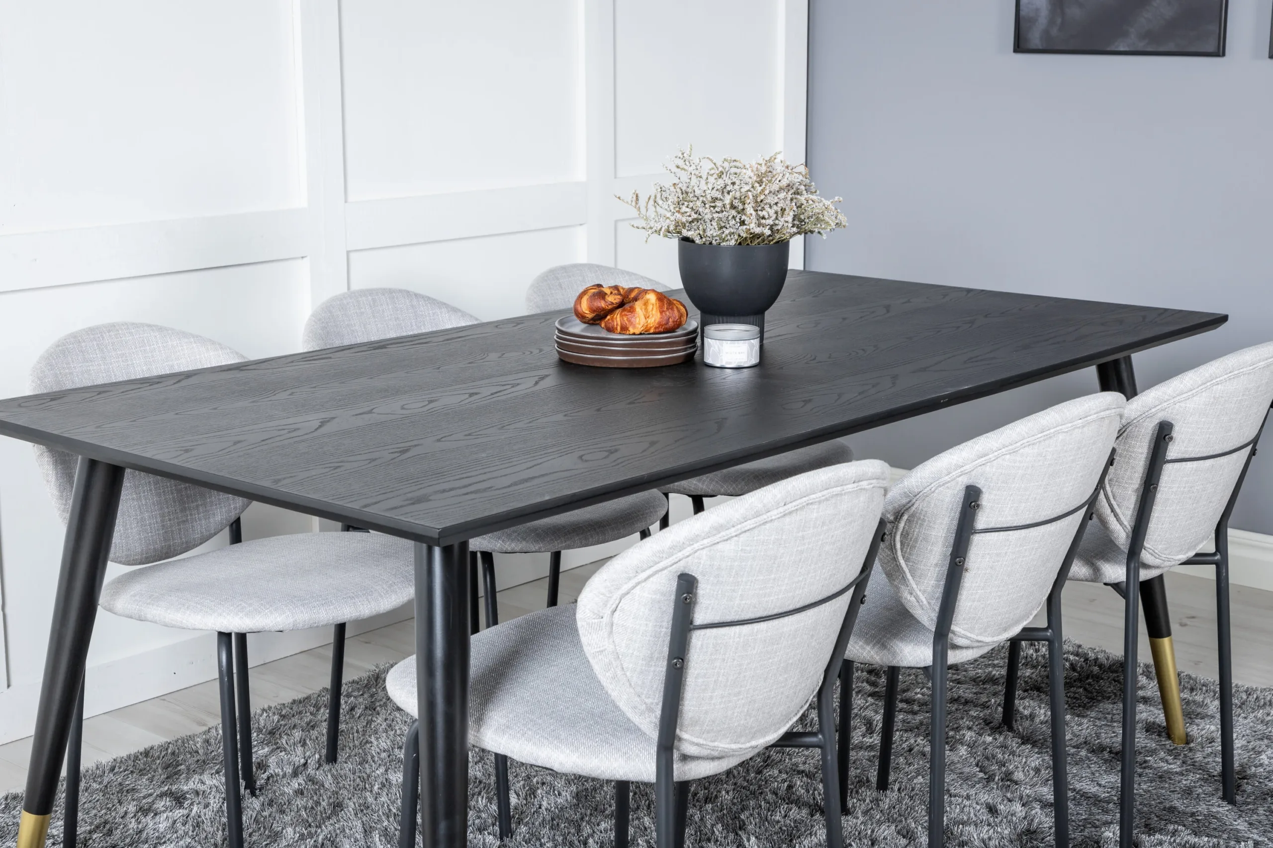 Must söögilauakomplekt Dipp (180 × 90 cm) kuldsete detailide ja halli kangaga toolidega - GR19963