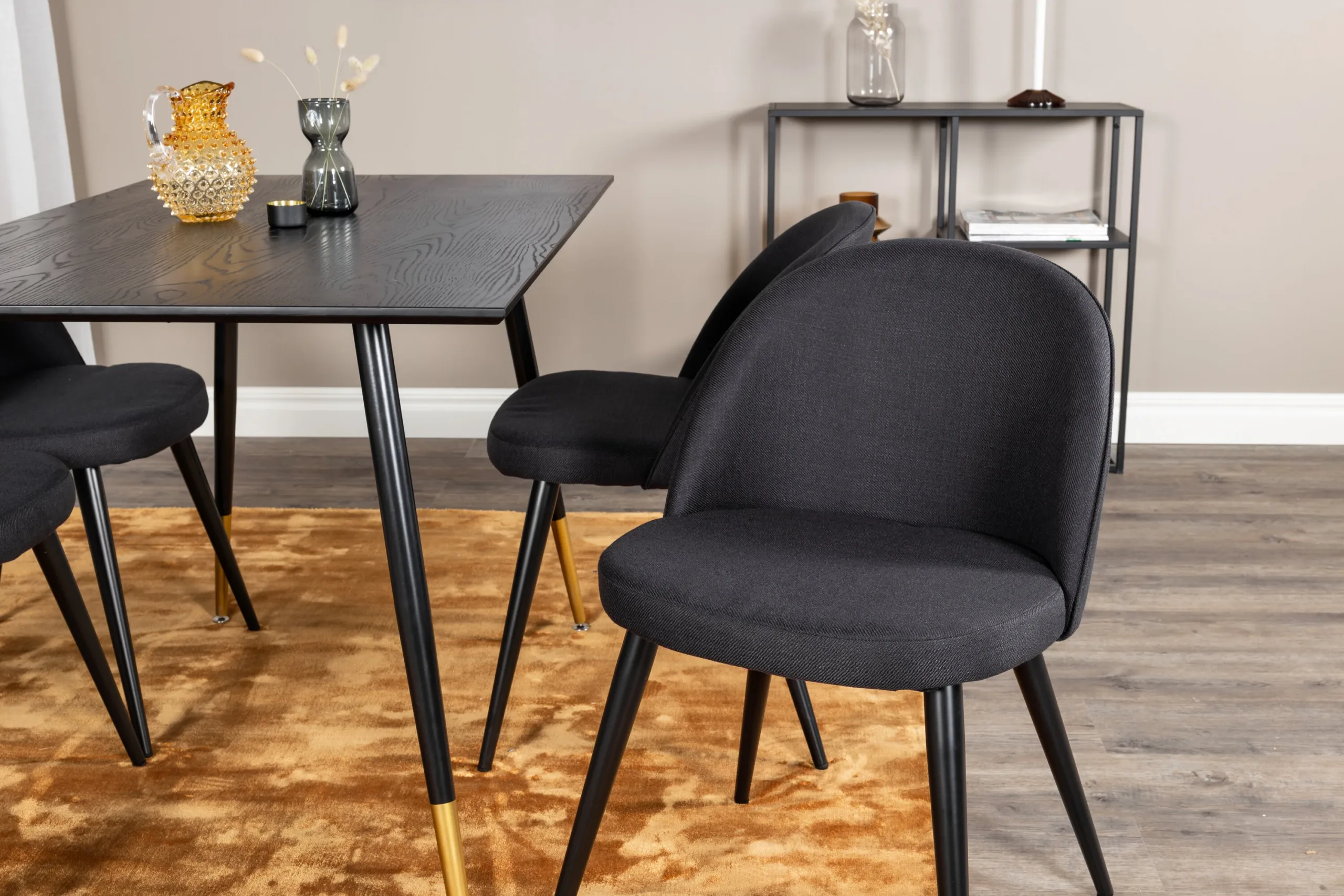 Must söögitoakomplekt Dipp laud 120x85 cm ja 4 velvetist tooli - GR20009
